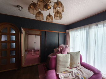 リビングから和室、AIで家具を一部消しています