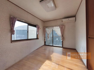 洋室、AIで家具を一部消しています