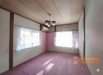 洋室、AIで家具を一部消しています