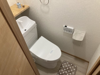 ウォシュレット付きの綺麗な印象のトイレです