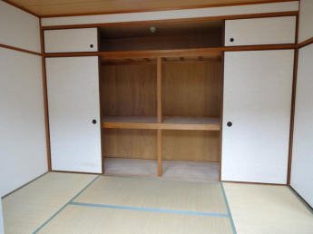 ２間の押し入れのある和室６畳