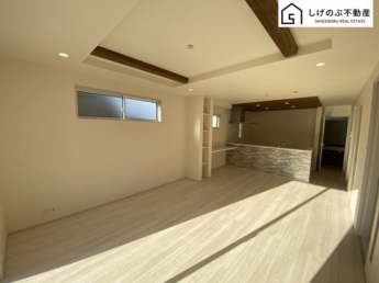 採光良好なリビングは、ご家族の憩いの空間。居心地の良い快適な安らぎの場所にもなりそうです。