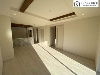 採光良好なリビングは、ご家族の憩いの空間。居心地の良い快適な安らぎの場所にもなりそうです。