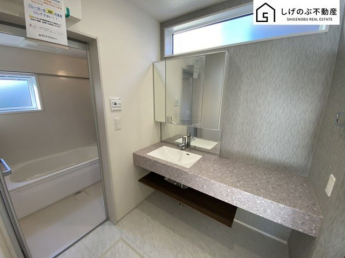 明るく清潔感溢れるサニタリースペース。毎日使う場所だからこそ、快適な空間となっております。