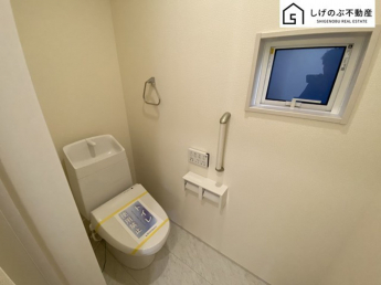 換気にも配慮した窓付きのトイレスペースとなっています。