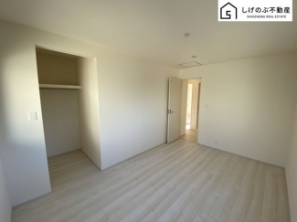 採光良好な明るい室内。木の温もりがやさしいフローリングは安らぎをもたらすプライベート空間。