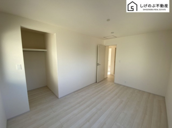 採光良好な明るい室内。木の温もりがやさしいフローリングは安らぎをもたらすプライベート空間。