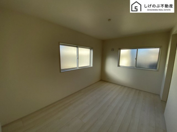 採光良好な明るい室内。木の温もりがやさしいフローリングは安らぎをもたらすプライベート空間。