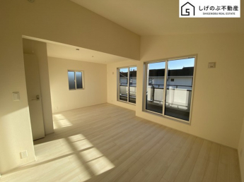 採光良好な明るい室内。木の温もりがやさしいフローリングは安らぎをもたらすプライベート空間。