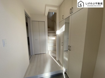 玄関横には大家族にも対応可能なシューズクローゼットが完備されています。