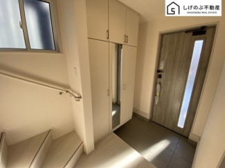 太陽の自然な光が差し込む明るい玄関。