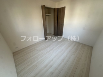 落ち着いた色調の洋室です