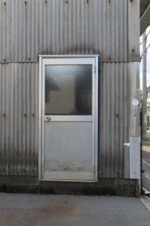 建物北東側にドア有