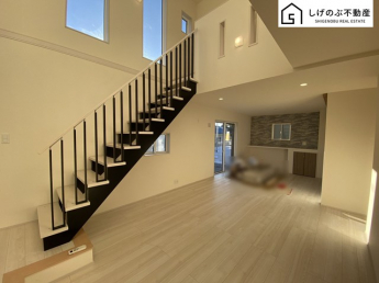 採光良好なリビングは、ご家族の憩いの空間。居心地の良い快適な安らぎの場所にもなりそうです。