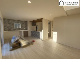 採光良好なリビングは、ご家族の憩いの空間。居心地の良い快適な安らぎの場所にもなりそうです。