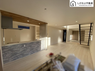 採光良好なリビングは、ご家族の憩いの空間。居心地の良い快適な安らぎの場所にもなりそうです。