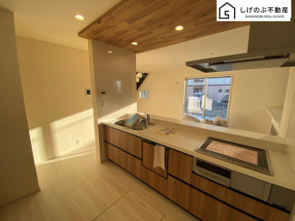 大型冷蔵庫や食器棚を置いても余裕あるスペースがあります。