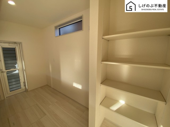 大型冷蔵庫や食器棚を置いても余裕あるスペースがあります。