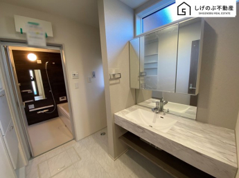 明るく清潔感溢れるサニタリースペース。毎日使う場所だからこそ、快適な空間となっております。