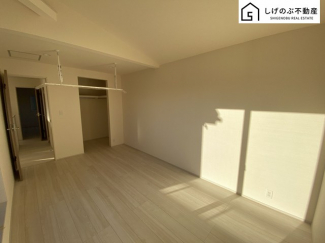 採光良好な明るい室内。木の温もりがやさしいフローリングは安らぎをもたらすプライベート空間。