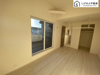 採光良好な明るい室内。木の温もりがやさしいフローリングは安らぎをもたらすプライベート空間。