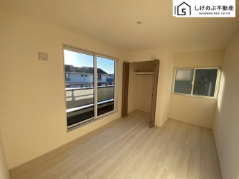 採光良好な明るい室内。木の温もりがやさしいフローリングは安らぎをもたらすプライベート空間。