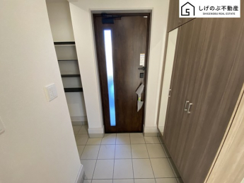 太陽の自然な光が差し込む明るい玄関。