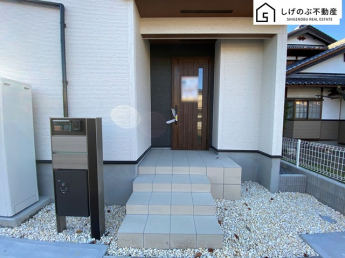 太陽の自然な光が差し込む明るい玄関。