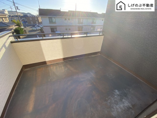 青い空が広がる開放的なバルコニー。日差しを遮るものがないので、育ち盛りのお子様のお洗濯ものが多くてもたっぷり気持ちよくお洗濯して頂けます。