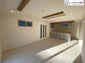 採光良好なリビングは、ご家族の憩いの空間。居心地の良い快適な安らぎの場所にもなりそうです。