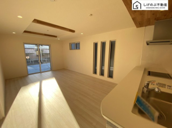 採光良好なリビングは、ご家族の憩いの空間。居心地の良い快適な安らぎの場所にもなりそうです。