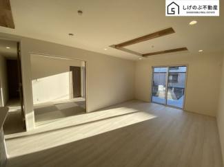 採光良好なリビングは、ご家族の憩いの空間。居心地の良い快適な安らぎの場所にもなりそうです。