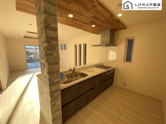 キッチン前面にはカウンターや収納棚が施されており、多用途に使用することができます。ダイニングテーブルや椅子を配置して、広々とした空間で食事を楽しめそうです。