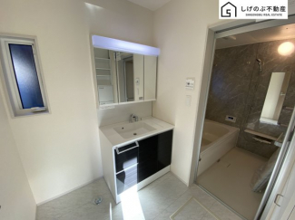 大きな三面鏡付きの洗面台で毎日の身だしなみもばっちりですね。