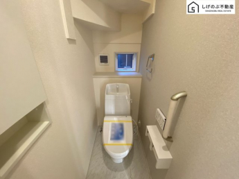 換気にも配慮した窓付きのトイレスペースとなっています。