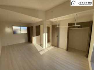 採光良好な明るい室内。木の温もりがやさしいフローリングは安らぎをもたらすプライベート空間。