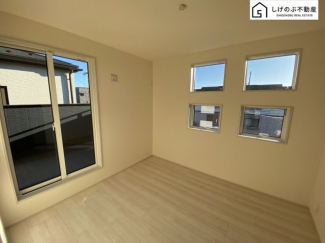 採光良好な明るい室内。木の温もりがやさしいフローリングは安らぎをもたらすプライベート空間。