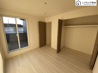 採光良好な明るい室内。木の温もりがやさしいフローリングは安らぎをもたらすプライベート空間。