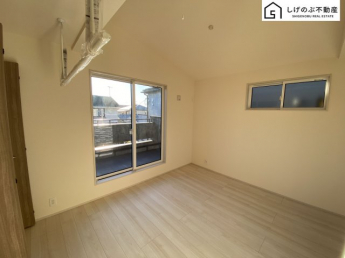 採光良好な明るい室内。木の温もりがやさしいフローリングは安らぎをもたらすプライベート空間。