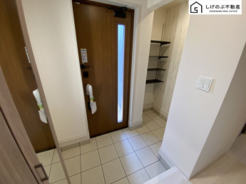 太陽の自然な光が差し込む明るい玄関。