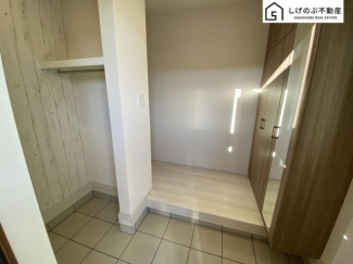 玄関横には大家族にも対応可能なシューズクローゼットが完備されています。