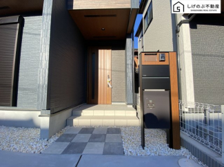 太陽の自然な光が差し込む明るい玄関。