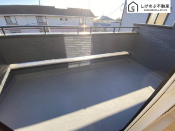 青い空が広がる開放的なバルコニー。日差しを遮るものがないので、育ち盛りのお子様のお洗濯ものが多くてもたっぷり気持ちよくお洗濯して頂けます。