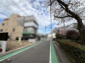 西宮市甲子園口2丁目の閑静な住宅街に位置する土地。周辺環境が良く、長く安心して暮らせるエリアです。生活施設も身近に揃い利便性良好。目の前の公園では桜が楽しめ、将来の資産価値にも期待できます。