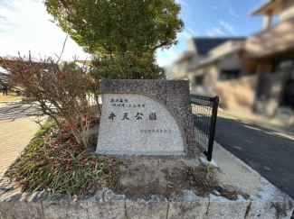 利便性と住環境のバランスが取れた甲子園口2丁目。駅近ながら落ち着きある街並みが魅力の土地です。戸建用地としておすすめで、ライフスタイルに合わせた住まいが叶います。
