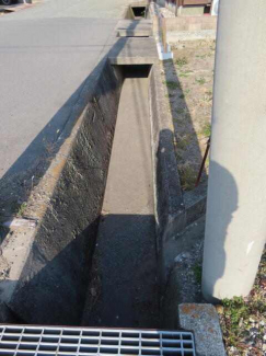 西側接道の姫路市道はアスファルト舗装済