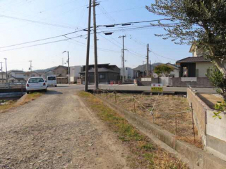 南東側接道は建設省所有の田（現況はあぜ道）