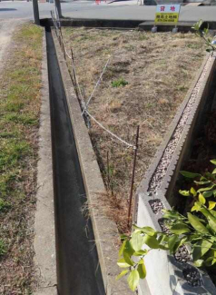 車での乗り入れは南東側接道の側溝に鉄板敷くと通行可。側溝の幅