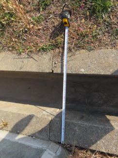 車での乗り入れは南東側接道の側溝に鉄板敷くと通行可。側溝の幅