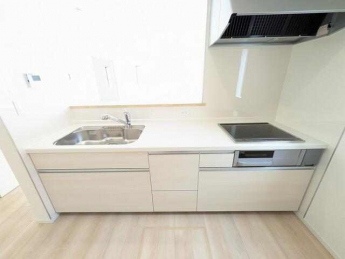 広くとられたキッチンスペースで縦横無尽に料理を楽しんでいただ